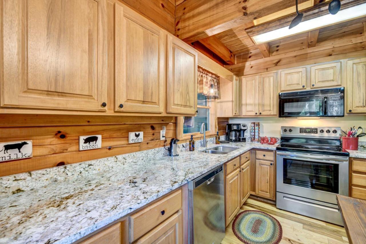 Waynesville Cabin With Covered Deck And Fire Pit! Lake Junaluska Exterior foto